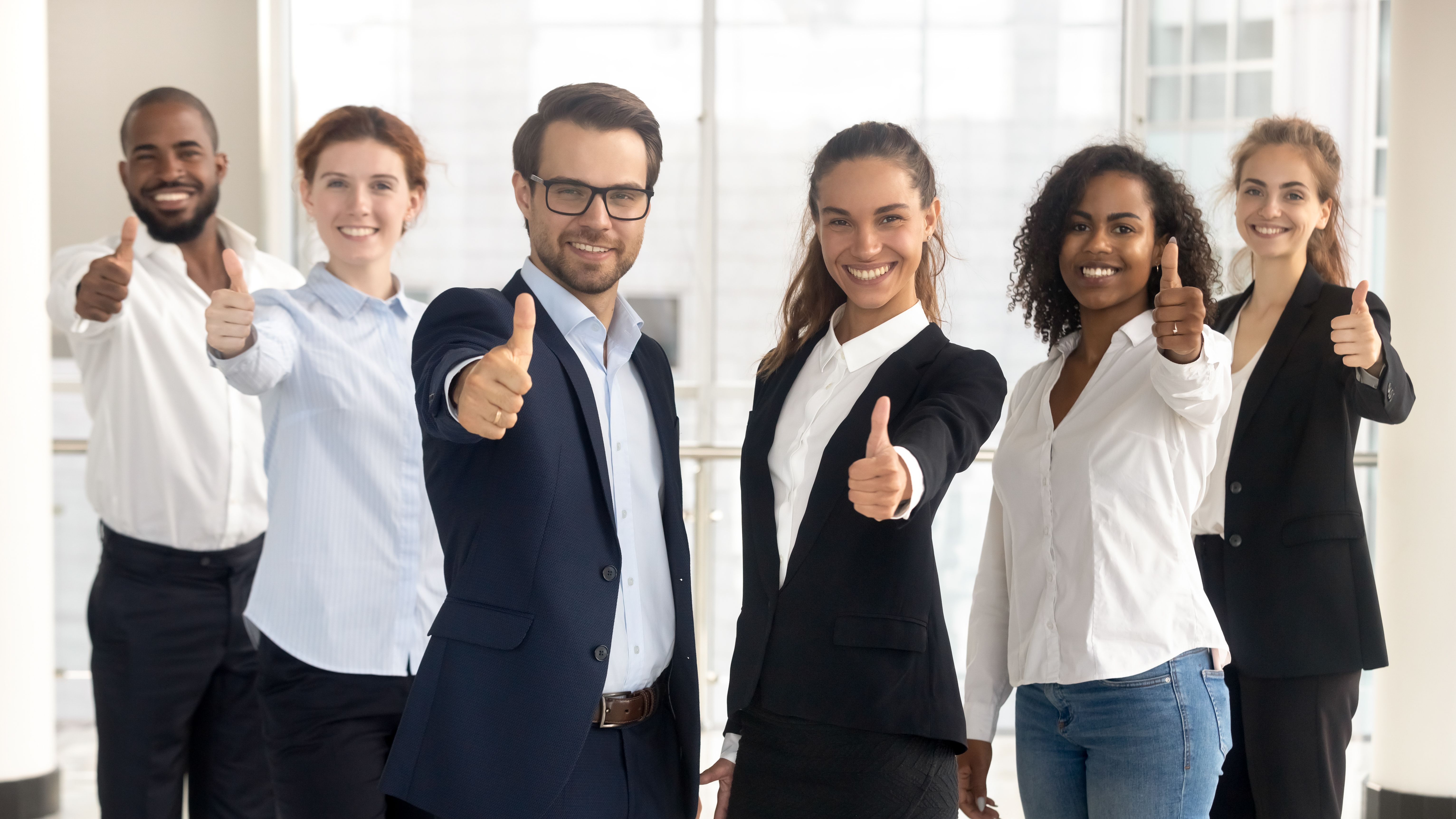 Des salariés avec le pouce levé pour exprimer leur satisfaction