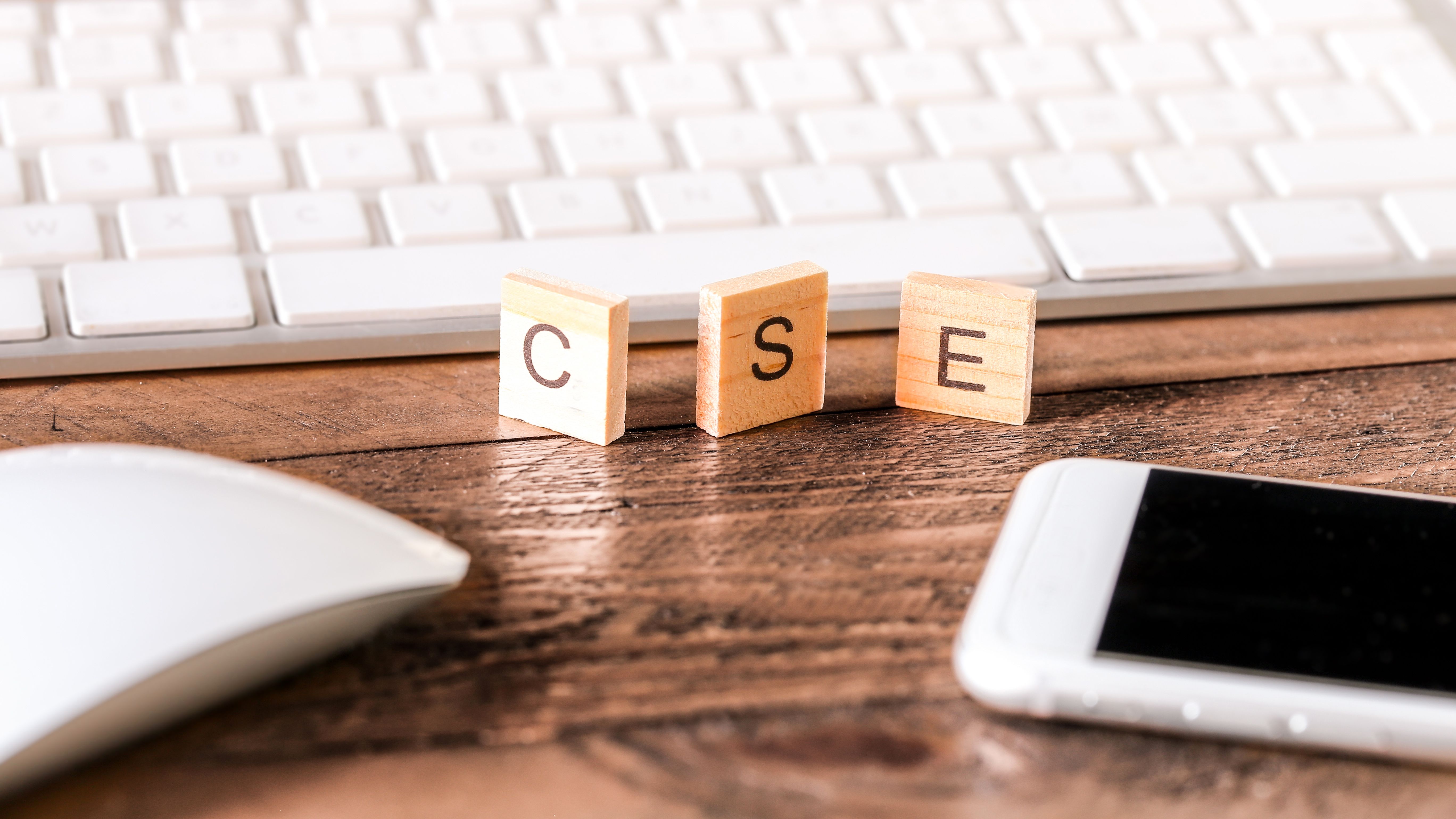 lettres CSE sur des pièces en bois